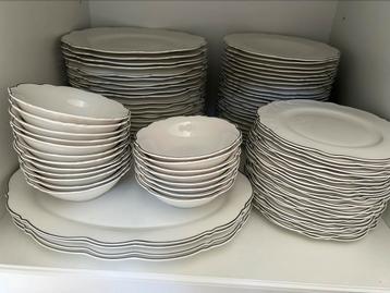 Prachtige servies beschikbaar voor biedingen