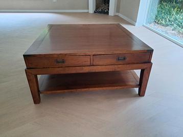 Houten salontafel beschikbaar voor biedingen
