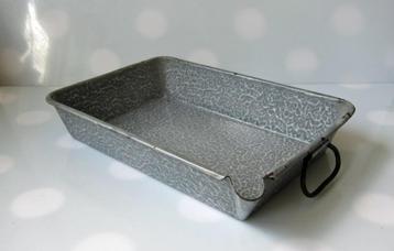 Mooie oude emaille ovenschaal, grijsgewolkt. Bodem 18,5x30  beschikbaar voor biedingen