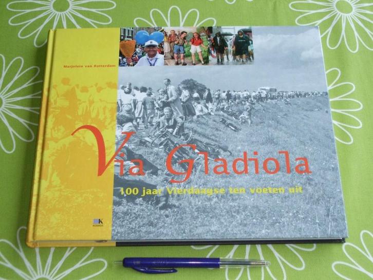 Via Gladiola - 100 jaar vierdaagse ten voeten uit, Verzamelen, Overige Verzamelen, Zo goed als nieuw, Ophalen of Verzenden