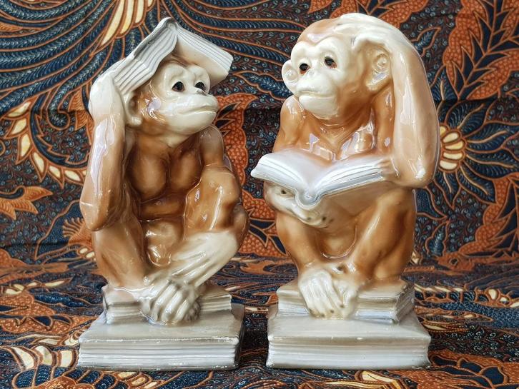 Mooi stel oude boekensteunen als chimpansees 17,5 cm., Antiek en Kunst, Antiek | Porselein, Ophalen of Verzenden