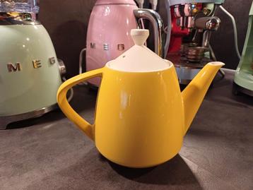 Zeldzame Koffiepot van Regout in pastel eigeel beschikbaar voor biedingen