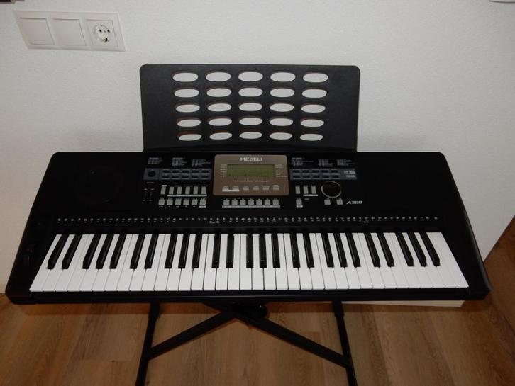 Medeli A300 Keyboard, zo goed als nieuw, Muziek en Instrumenten, Keyboards, Zo goed als nieuw, 61 toetsen, Medeli, Aanslaggevoelig