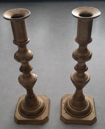 2 zware koperen kandelaars.(1,6 kg totaal) beschikbaar voor biedingen