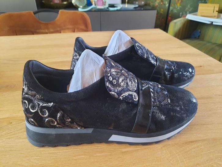 Zwarte instappers met goudkleurige bloemen - mt 40, Kleding | Dames, Schoenen, Zo goed als nieuw, Instappers, Zwart, Ophalen of Verzenden