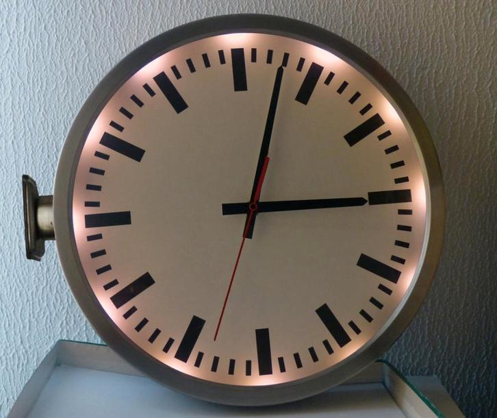 Grote Modern Stationsklok, metaal 34 cm met licht erin, Huis en Inrichting, Woonaccessoires | Klokken, Zo goed als nieuw, Wandklok