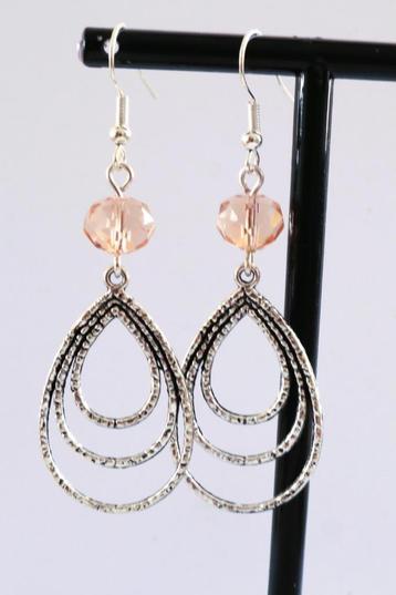 Oorbellen met prachtige beige facetkralen en ovalen hangers beschikbaar voor biedingen