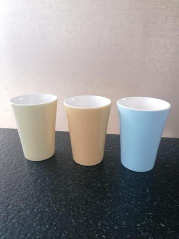 drie petrus regout melkbekers maastrichts aardewerk pastel beschikbaar voor biedingen