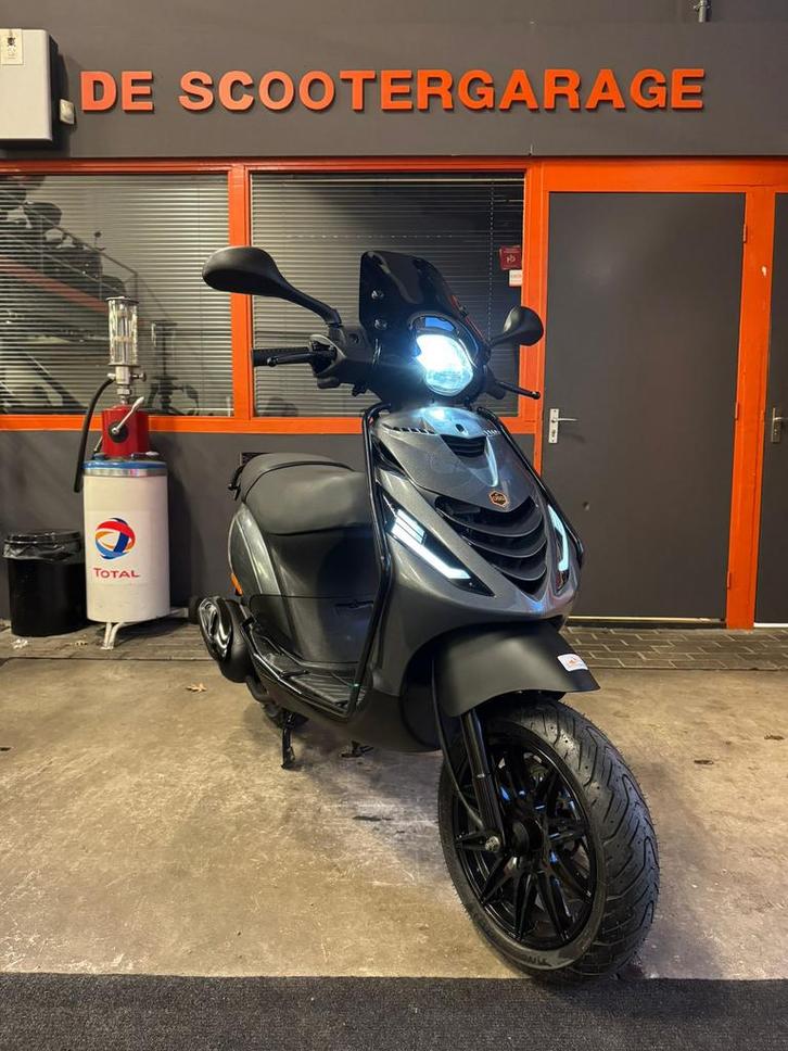Piaggio Zip brom 45km E3 SP FULL 2017 12 inch Grey, Fietsen en Brommers, Scooters | Piaggio, Gebruikt, Zip, Maximaal 45 km/u, Benzine