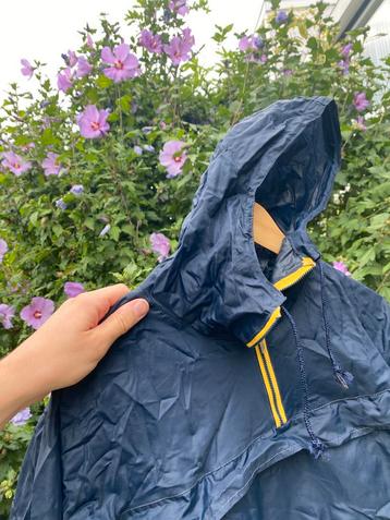 Blauw Zomer Regenjack beschikbaar voor biedingen