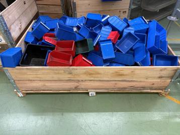 Kunststof Bakjes beschikbaar voor biedingen