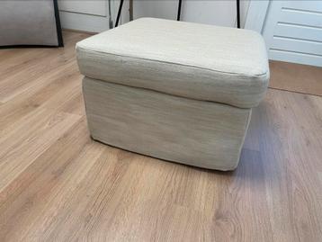 Poef past bij de Ektorp bank van Ikea