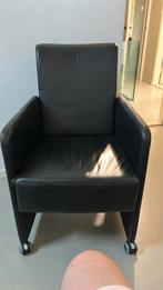 Zwart leren fauteuil met gasveer voor flexibele rug., Huis en Inrichting, Fauteuils, Ophalen, Zo goed als nieuw, Minder dan 75 cm