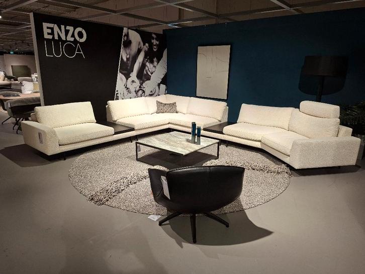 Showroommodel Enzo Luca U-bank Buono, Huis en Inrichting, Banken | Complete zithoeken, Nieuw, Hout, Stof, Ophalen
