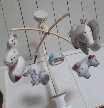 Leuke muziekmobiel met dieren en spiegeltje beschikbaar voor biedingen