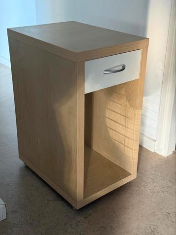 Nachtkastje/bureau kastje op wieltjes te koop beschikbaar voor biedingen