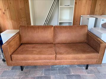 Cognac kleurige 2,5 sits bank beschikbaar voor biedingen