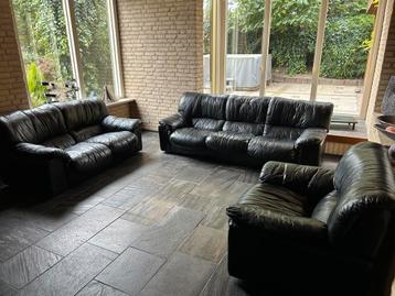 Gratis zwart lederen bankstellen en fauteuil beschikbaar voor biedingen