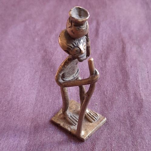 Bronzen Ashanti Beeldje Gougewichtje Man met Kruik en Stok, Antiek en Kunst, Kunst | Niet-Westerse kunst, Verzenden
