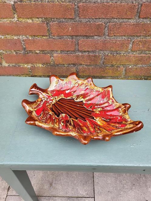 Schaal keramiek aardewerk in blad vorm in kleuren rood bruin, Antiek en Kunst, Antiek | Keramiek en Aardewerk, Ophalen of Verzenden