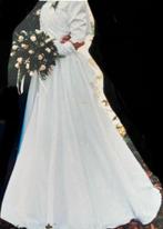 Trouwjurk glanzend wit + glanspailletten bolero maat 38/40, Kleding | Dames, Ophalen, Zo goed als nieuw, Wit, Trouwjurk