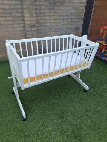 babywieg op wielen, in goede staat met zichtbare gebruiksspo beschikbaar voor biedingen