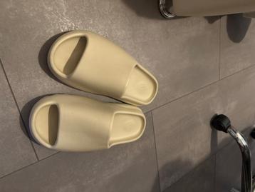 Yeezy slides- maat 43 beschikbaar voor biedingen