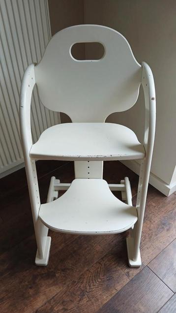 Witte meegroeistoel van Tiamo Wood collection. Nu €20,-!!! beschikbaar voor biedingen