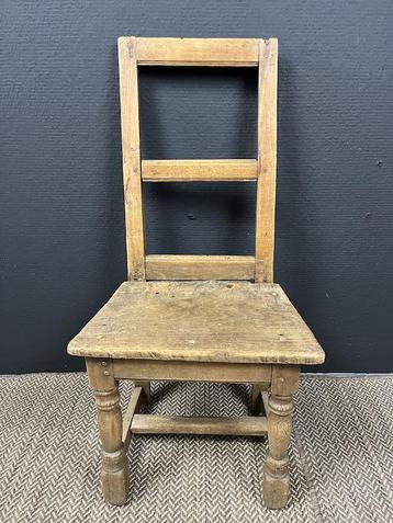 Antieke eenvoudige Franse houten stoel ?  rond 1800 beschikbaar voor biedingen