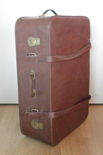 Vintage of antieke koffer met banden en wieltjes. Bruin. beschikbaar voor biedingen