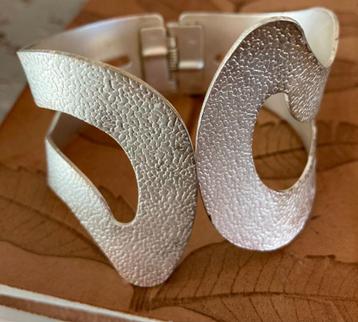 Vintage zilverkleurige moderne sierlijke klemarmband armband beschikbaar voor biedingen