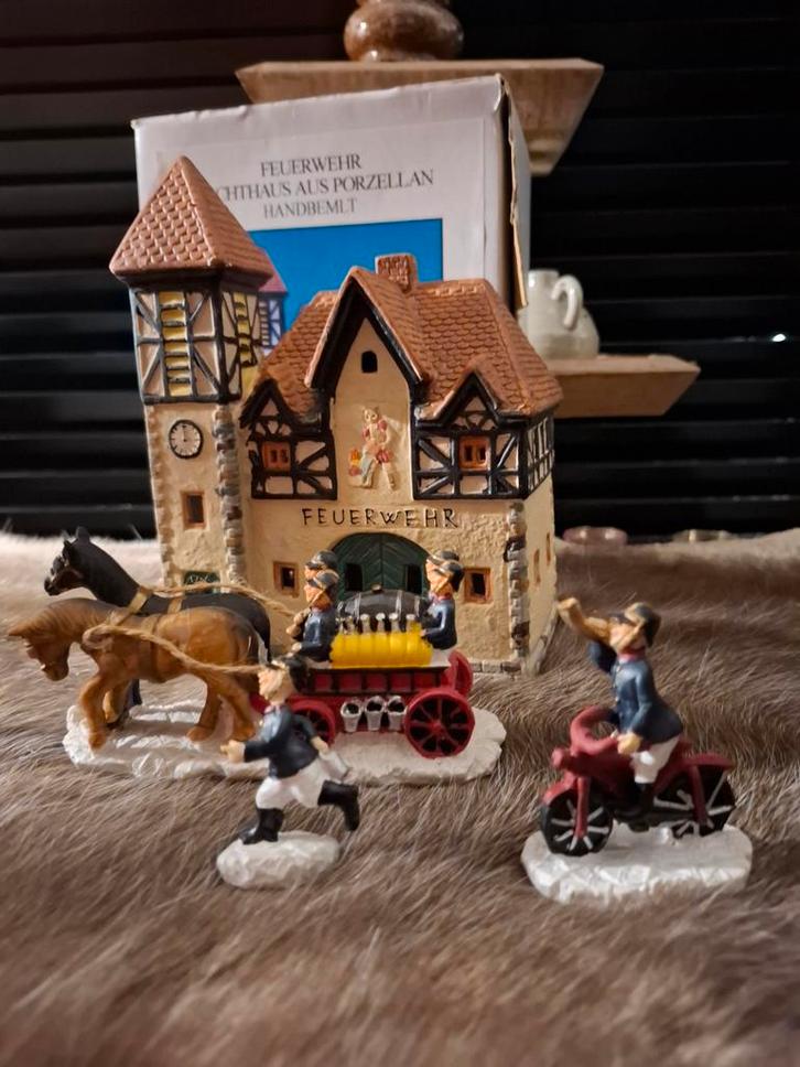Stenen handgemaakte brandweergarage met poppetjes!, Diversen, Kerst, Ophalen of Verzenden