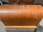 Naaimachine met houten kap (zit aan 1 kant op slot), Ophalen