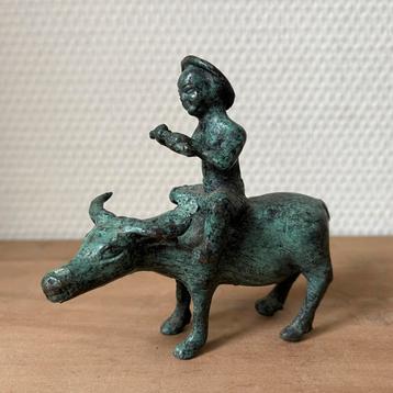 Vintage Gepatineerd Bronzen Waterbuffel met Man op Fluit beschikbaar voor biedingen