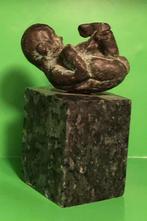 Bronzen Baby Sculptuur op Marmeren Sokkel door Atelier, Antiek en Kunst, Antiek | Koper en Brons, Ophalen of Verzenden