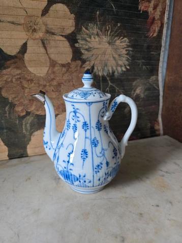 Antiek porseleinen koffiepot  beschikbaar voor biedingen