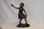 Meisje staand op een blad  ( Brons, Ophalen of Verzenden