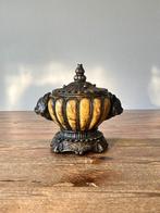 Dekselschaal - met mascarons van katten, Ophalen of Verzenden