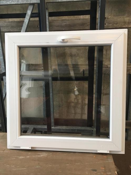 Kunststof kiepkozijn 80b x 80h voor garage, schuur, stal., Doe-het-zelf en Verbouw, Kozijnen en Schuifpuien, Nieuw, Raamkozijn