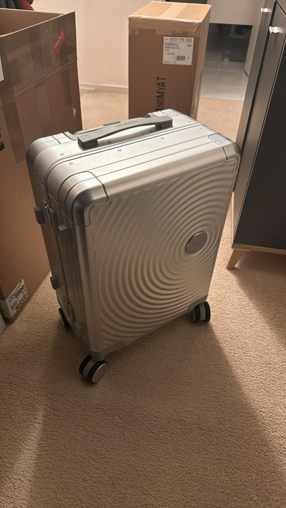 American Tourister ALU Spinner 55 cm Rimowa Samsonite, Sieraden, Tassen en Uiterlijk, Koffers, Nieuw, Metaal, 50 tot 60 cm, 35 tot 45 cm