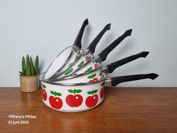 Vintage pannenset – emaille met rood appeldecor beschikbaar voor biedingen