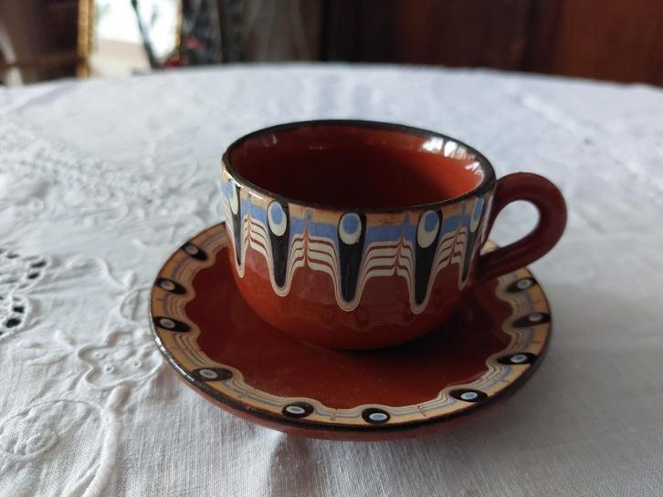 Zgan kleine kop en schotel koffiekopje Bulgarije bruin, Huis en Inrichting, Keuken | Servies, Zo goed als nieuw, Kop(pen) en/of Schotel(s)