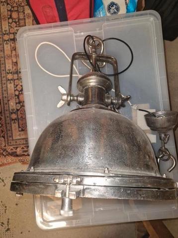 Zware industriele lamp  beschikbaar voor biedingen