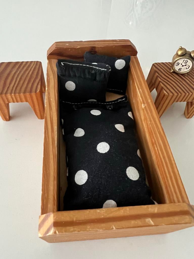 Houten poppenhuis bedje met accessoires, Ophalen of Verzenden