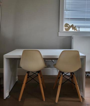 Twee kinderstoelen met bureautje beschikbaar voor biedingen