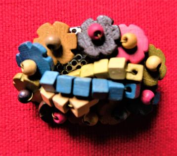Bijzondere kleurige broche houten kralen bloemen bollen  beschikbaar voor biedingen