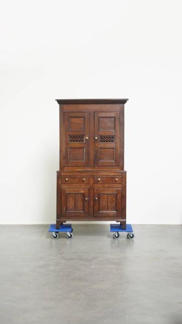 Antieke Engelse eikenhouten kast uit eind 18e/begin 19e eeuw beschikbaar voor biedingen