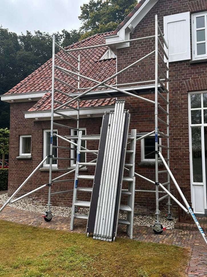 Wie ,, een gebruikte aluminium rolsteiger 10,35 meter hoog, Doe-het-zelf en Verbouw, Steigers, Gebruikt, Rolsteiger of Kamersteiger