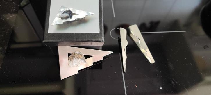 Uniseks zilverkleurige broche met kwarts en oorbellen, Sieraden, Tassen en Uiterlijk, Overige Accessoires, Nieuw, Ophalen of Verzenden