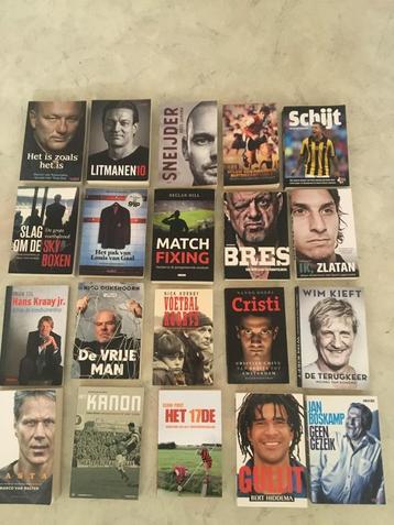 voetbalboeken - Diversen ( 20 stuks ) zie foto beschikbaar voor biedingen